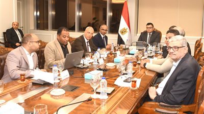 استعدادًا للصيف.. وزير الإسكان يتابع منظومة مياه الشرب بمدن شرق وغرب القاهرة