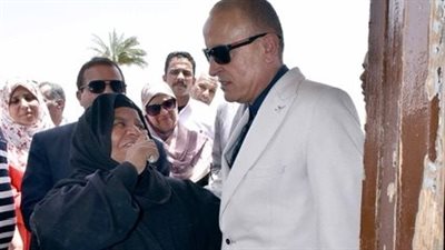 وعد فأوفى.. محافظ الأقصر يزور سيدة الميكروباص في مسكنها بالرزيقات