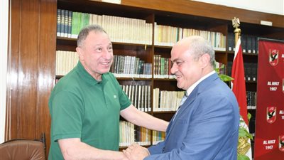 رئيس تعليم الكبار يكرم العاملين بالنادي الأهلي المتحررين من الأمية | صور