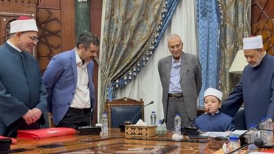 بعد استقباله وجلوسه على كرسي شيخ الأزهر.. أول تعليق من والد الطفل أنس بعد لقائه بالإمام الأكبر