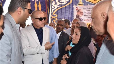 محافظ الأقصر يفتتح مركز تنمية وصحة الأسرة بـ الديمقراط.. ويعلن بدء خطوات الصرف الصحي والغاز الطبيعي قريبًا 