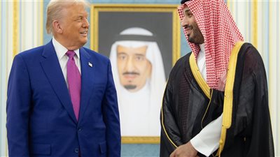 الرئيس الأمريكي يغادر الرياض.. وولي العهد في مقدمة مودعيه 