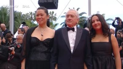 قبل تكريمه بالسعفة الذهبية الفخرية.. روبرت دي نيرو يصل إلى ريد كاربت كان السينمائي رفقة أسرته| صور