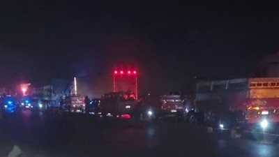 تصادم سيارتي نقل أعلى الطريق الإقليمي بالجيزة وشلل في الحركة المرورية