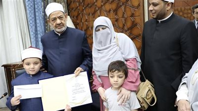 كان عاوز يقوم لكن الإمام ثبته على الكرسي.. إلهام شاهين تكشف تفاصيل لقاء شيخ الأزهر بالطفل أنس