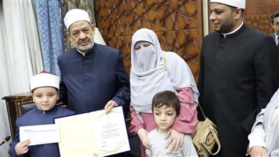 بحضور والديه.. شيخ الأزهر يكرم صغيرًا أزهريًا لإبداعه في حفظ المتون العلمية