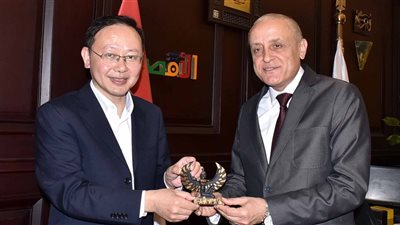 محافظ الأقصر يستقبل وفدًا صينيًا رفيع المستوى لبحث فرص الاستثمار السياحي والزراعي والطاقة