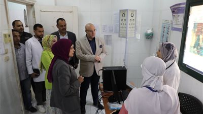 محافظ بني سويف يتفقد الوحدة الصحية بقرية دشطوط.. ويوجه بتلافي الملاحظات لتحسين مستوى الخدمة