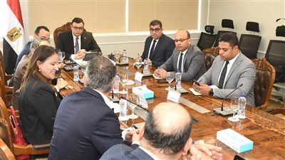 وزير الإسكان يلتقي ممثل شركة The Bench العالمية لبحث جذب المستثمرين في مجال الفندقة