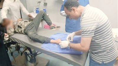 وكيل الصحة بالشرقية يجري خياطة لجرح مريض بـ أبو حماد.. ويقيل مدير الاستقبال ومكافحة العدوى بالمستشفى 