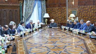 وفد الكلية الملكية لدراسات الدفاع بالمملكة المتحدة يشكر الإمام الأكبر ويشيد بدور الأزهر التاريخي في ترسيخ السلام