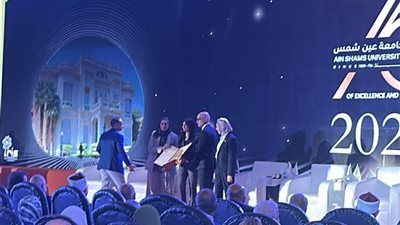 تكريم اسم المستشار هشام بركات خلال احتفالية جامعة عين شمس باليوبيل الماسي
