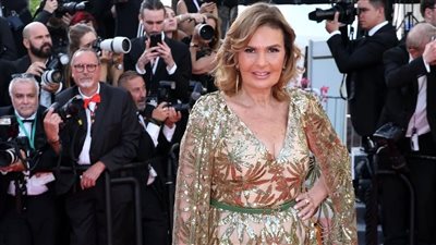بإطلالة جذابة.. يسرا تتألق بفستان ذهبي في ثاني أيام مهرجان كان السينمائي