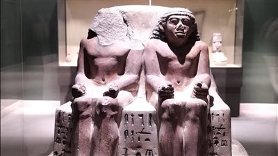 متحف آثار سوهاج القومي يعرض تمثالا من الحجر الجيري يعود إلى عصر الدولة القديمة