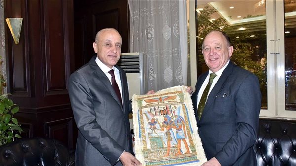 محافظ الأقصر وسفير