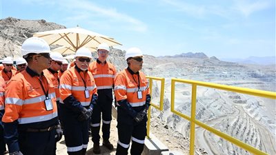 رئيس الوزراء يتفقد أعمال المنجم المفتوح من أعلى قمة جبل السكري