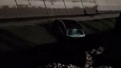 سقوط سيارة داخل ترعة بالغربية.. والأهالي ينقذون قائدها