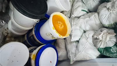 ضبط 7 أطنان مواد غذائية مجهول المصدر بأحد المحال في القليوبية