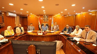 بحضور وفد رئاسة مجلس الوزراء.. محافظ أسيوط يعقد اجتماعًا لمتابعة تنفيذ مشروعات حياة كريمة