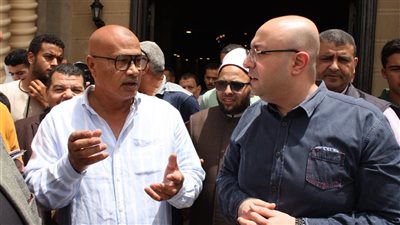 بعد صلاة الجمعة بمسجد الرضا.. محافظ بني سويف يستمع لمطالب الأهالي ويوجّه بدراستها