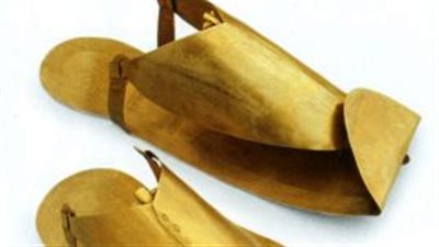 صُنعت من الذهب.. المتحف المصري بالتحرير يعرض صندل جنائزي لـ الملك بسوسنس الأول