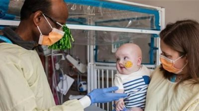 علاج جيني مخصص ينقذ رضيعًا من مرض وراثي مميت في سابقة طبية عالمية