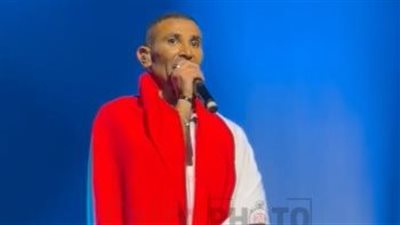 بحضور السفير المصري.. أحمد سعد يرفع عَلم مصر خلال حفله بأستراليا