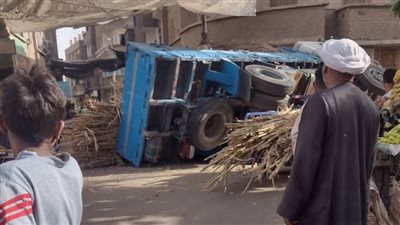 نتيجة لتسريب مياه.. هبوط أرضي يتسبب في انقلاب سيارة نقل بـ قنا