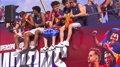  لاعبو برشلونة يحتفلون مع جمهورهم بعد التتويج بالدوري الإسباني