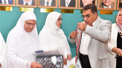 محافظ الدقهلية يسلم تأشيرات وتذاكر الحج لحجاج الجمعيات الأهلية