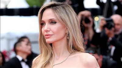 أنجلينا جولي تخطف الأنظار على السجادة الحمراء في مهرجان كان السينمائي