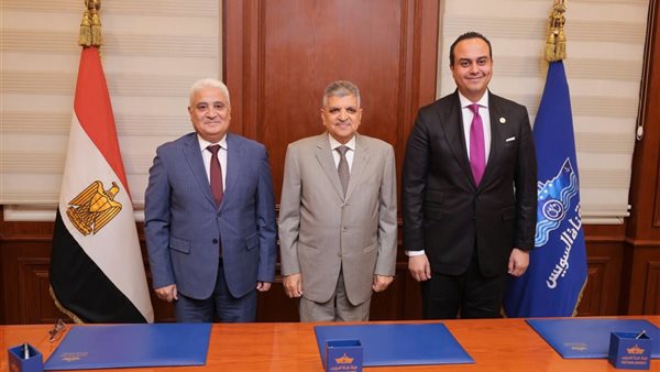 أثناء توقيع الاتفاقية