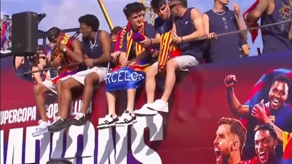  لاعبو برشلونة يحتفلون