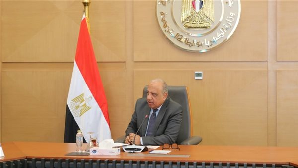 وزير الكهرباء خلال