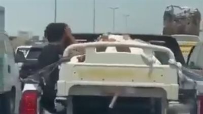 تحت أشعة الشمس.. فيديو لـ مريضة تُنقل على سيارة مكشوفة في العراق يثير جدلا
