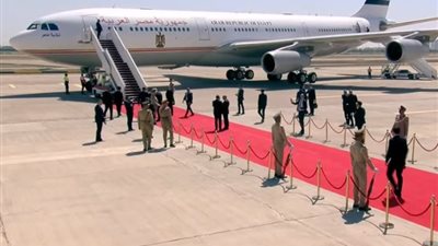 السيسي يصل إلى مصر عائدا من العراق بعد المشاركة في القمة العربية