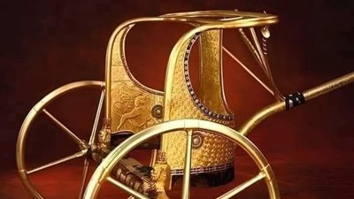 قبل الافتتاح الرسمي.. 6 عربات حربية في قاعة الملك توت عنخ آمون بالمتحف المصري الكبير | صور 