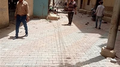 استمرار أعمال تركيب بلاط الإنترلوك بشوارع مدينة طهطا في سوهاج