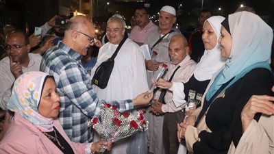 وسط فرحة وزغاريد الحجاج.. محافظ القليوبية يودع أول فوج مكون من 90 حاجًا وحاجه قبل سفرهم لبيت الله الحرام | صور