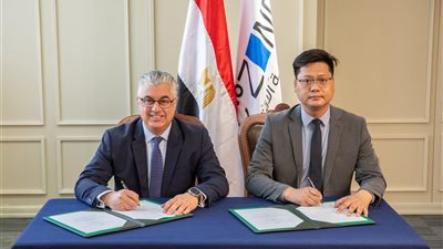 باستثمارات 15 مليون دولار.. توقيع عقد مشروع لصناعة الملابس الجاهزة بالقنطرة غرب الصناعية