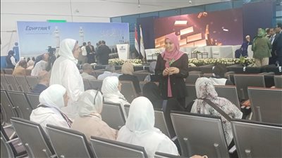 واعظات الأوقاف يستقبلن ضيوف الرحمن في مطار القاهرة بتوجيهات دينية وخدمات إرشادية متميزة