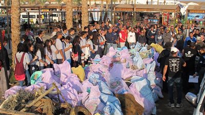 انطلاق حملة تنظيف شواطئ شرم الشيخ بمشاركة 150 متطوعًا | صور