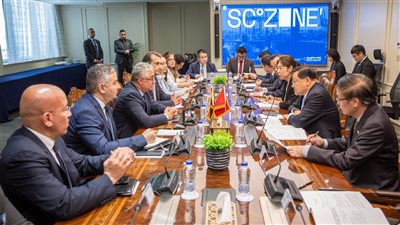 رئيس اقتصادية قناة السويس يستقبل وفدا صينيا رفيع المستوى لبحث التعاون