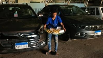 بيرموا بضاعتهم قدام العربيات ويطلبوا فلوس.. طريقة غريبة للنصب في مصر الجديدة تثير الجدل 