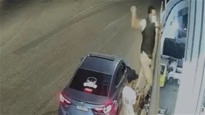 بعد نشر القاهرة 24.. ضبط المتهمين بإلقاء زجاجات على معرض سيارات من أعلى كوبري عرابي بالعجوزة 