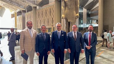 المتحف المصري الكبير يستقبل كبير مستشاري الرئيس الأمريكي للشؤون العربية والشرق الأوسط| صور 