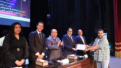 رئيس جامعة القاهرة يكرم الفائزين في مهرجان الجامعة للعروض المسرحية الطويلة وإبداع 13