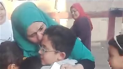 بالأحضان.. تلاميذ يحتفون بمُعلمة خرجت على المعاش خلال زيارتها للمدرسة بالمنوفية