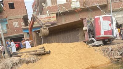 انقلاب تريلا محملة بالرمال في ديرمواس في المنيا دون إصابات