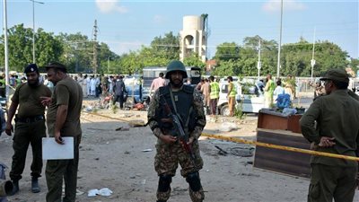 مقتل 13 جنديًا في هجوم انتحاري على قافلة عسكرية بباكستان
